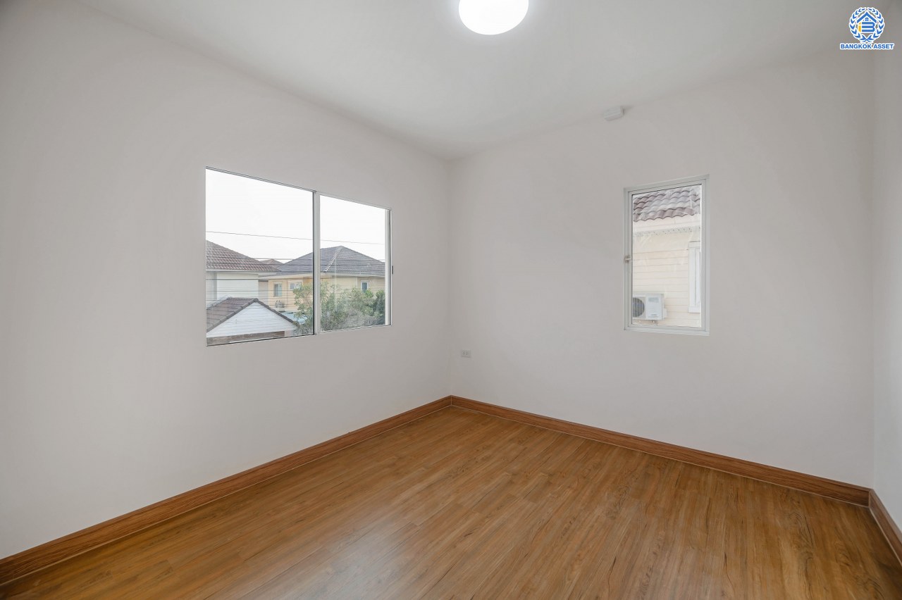 บ้านมือสองตกแต่งใหม่ โครงการ เพอร์เฟคพาร์ค วัดพระนอน จากแบรนด์ Property Perfect เนื้อที่ 56 ตร.ว. พื้นที่ใช้สอย 195.07 ตร.ม. ฟังก์ชัน 3 ห้องนอน 3 ห้องน้ำ 1 ห้องอเนกประสงค์ 2 ที่จอดรถ พร้อม Facilities ครบครัน บนทำเลเชื่อมต่อถนนกาญจนาฯ ใกล้ทางด่วน "ศรีรัช" เซ็นทรัลเวสต์เกต และรถไฟฟ้าสายสีม่วง "สถานีตลาดบางใหญ่"